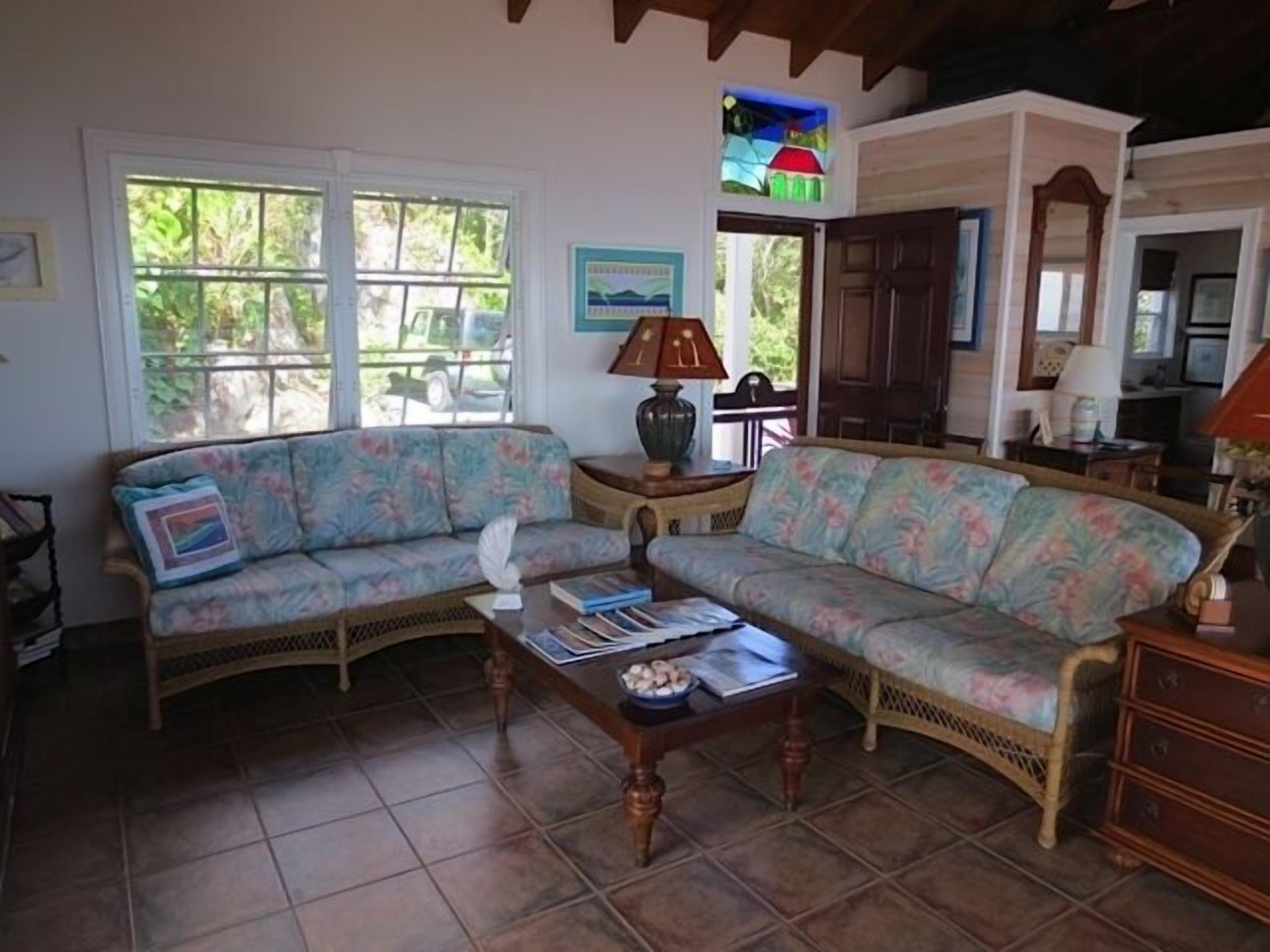 テレビ、DVD プレーヤー、ステレオ