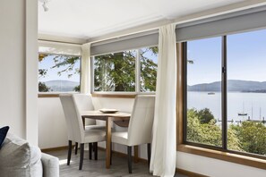 Casa, 2 habitaciones | Servicio de comidas en la habitación