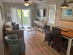 Smart TV, DVD player, livros, biblioteca musical