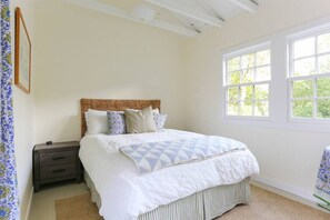 2 chambres, bureau, fer et planche à repasser, lit parapluie