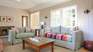 A living room with two sofas, a coffee table, and a fireplace. - Baytree Cottage | Beautiful Stay w/ Amazing Views (Inverness)