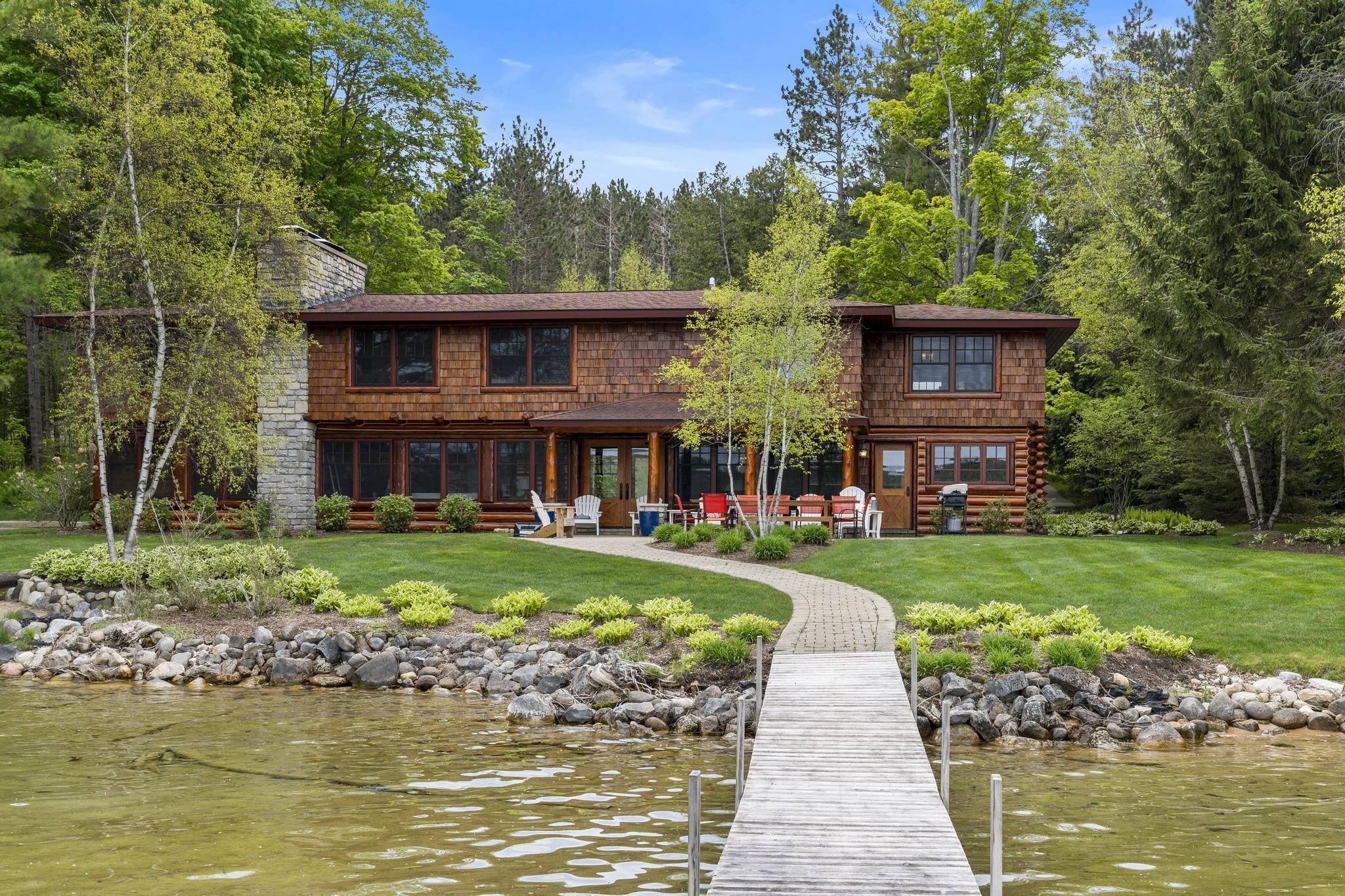 Luxury Walloon Lake seven bedroom home!*no July or early August availability*