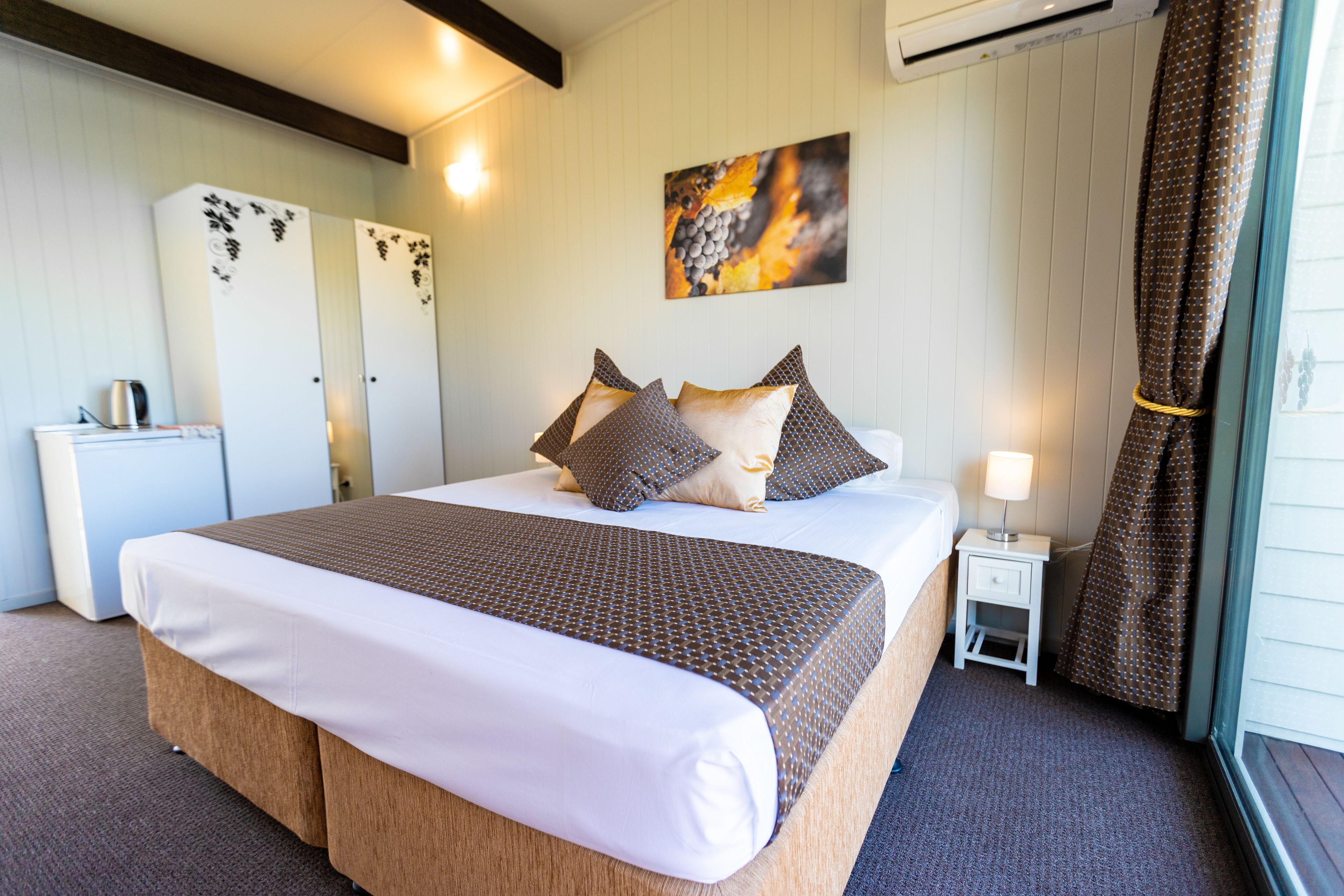 Phòng cách âm, bàn ủi/dụng cụ ủi quần áo 