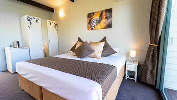 1 habitación, sistema de insonorización y tabla de planchar con plancha