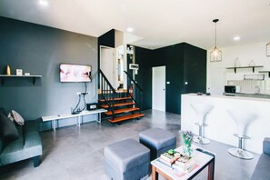 TV connectée, jeux vidéo, lecteur de DVD, livres