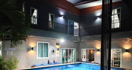 Yksityinen uima-allas huvila 3 taloa 6 makuuhuonetta lähellä lentokenttää ja kaupungin keskustaa.