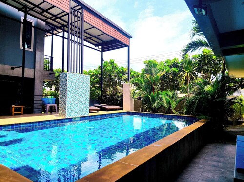 Villa avec piscine privée 3 maisons 6 chambres près de l'aéroport et du centre ville. 