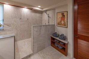Badewanne, Haartrockner, Handtücher, Shampoo