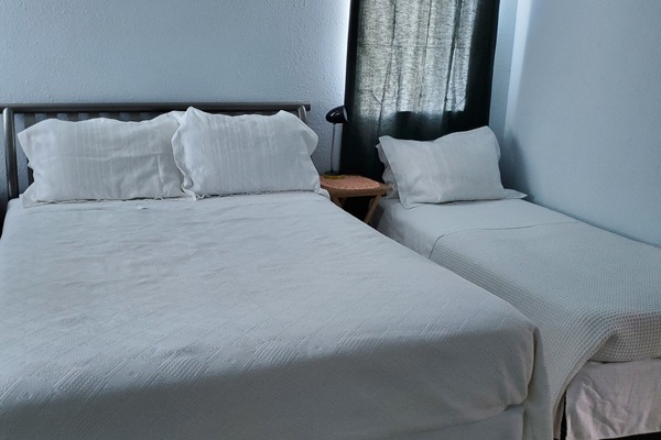 2 habitaciones, escritorio, tabla de planchar con plancha y wifi gratis