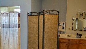 A bathroom with a shower curtain, a towel rack, and a mirror above a sink. - $120.00 por noche .Full house 2/2<br>$100.00 cleaning fee<br>$30.00 Pet fee, per stay (Uvalda)