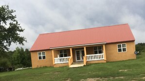 A single-story house with a red roof and a front porch. - $120.00 por noche .Full house 2/2<br>$100.00 cleaning fee<br>$30.00 Pet fee, per stay (Uvalda)