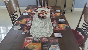 A dining table with a placemat and a tablecloth, surrounded by chairs. - $120.00 por noche .Full house 2/2<br>$100.00 cleaning fee<br>$30.00 Pet fee, per stay (Uvalda)
