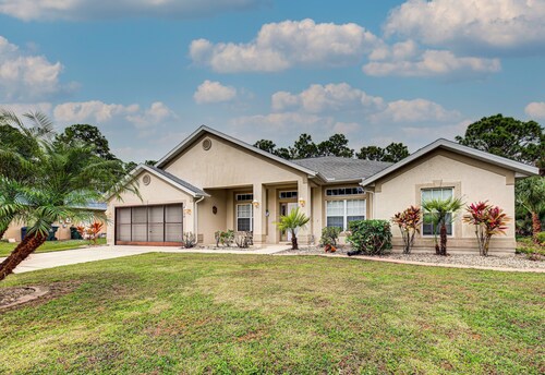 4 Bedroom + den,  Pool home , WIFI, cable TV and Nationwide phone in home