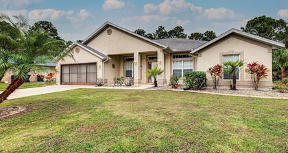 4 Bedroom + den, Pool home , WIFI, cable TV and Nationwide phone in home