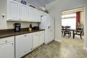 Køleskab, mikrobølgeovn, ovn, kogeplade