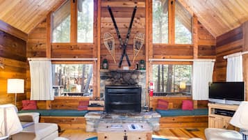 Tv, pejs, dvd-afspiller, bordfodbold