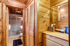 Combined shower/bathtub, hair dryer, towels
