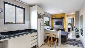 Geladeira, micro-ondas, cooktop, cafeteira/chaleira