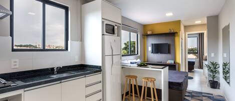 Kühlschrank, Mikrowelle, Herdplatte, Wasserkocher mit Kaffee-/Teezubehör