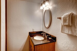 Chuveiro, secador de cabelo, toalhas de banho 