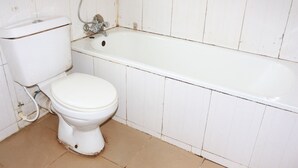 وحدات دش مع أحواض استحمام، حوض استحمام عميق، مناشف