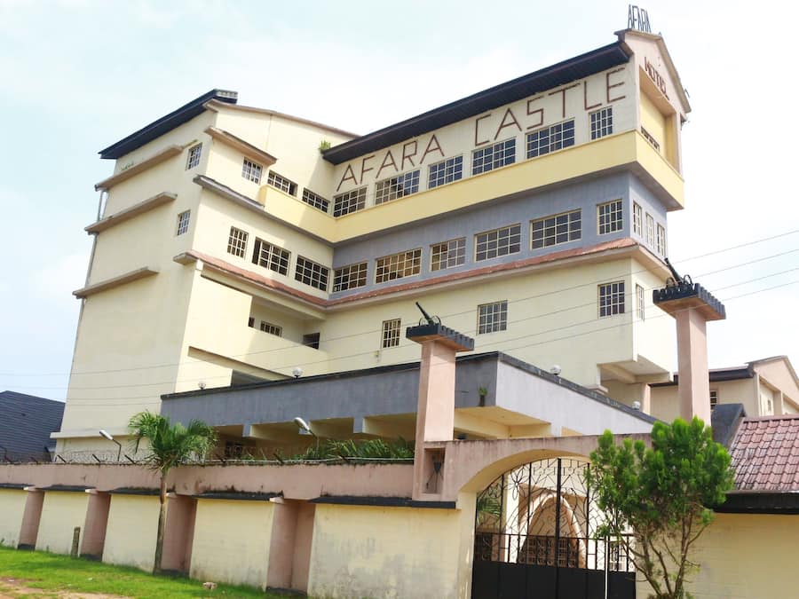 Un edificio de varios pisos con el nombre