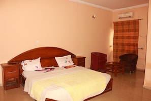 Single Room, 1 Double Bed, Non Smoking | Minibar, free WiFi, bed sheets