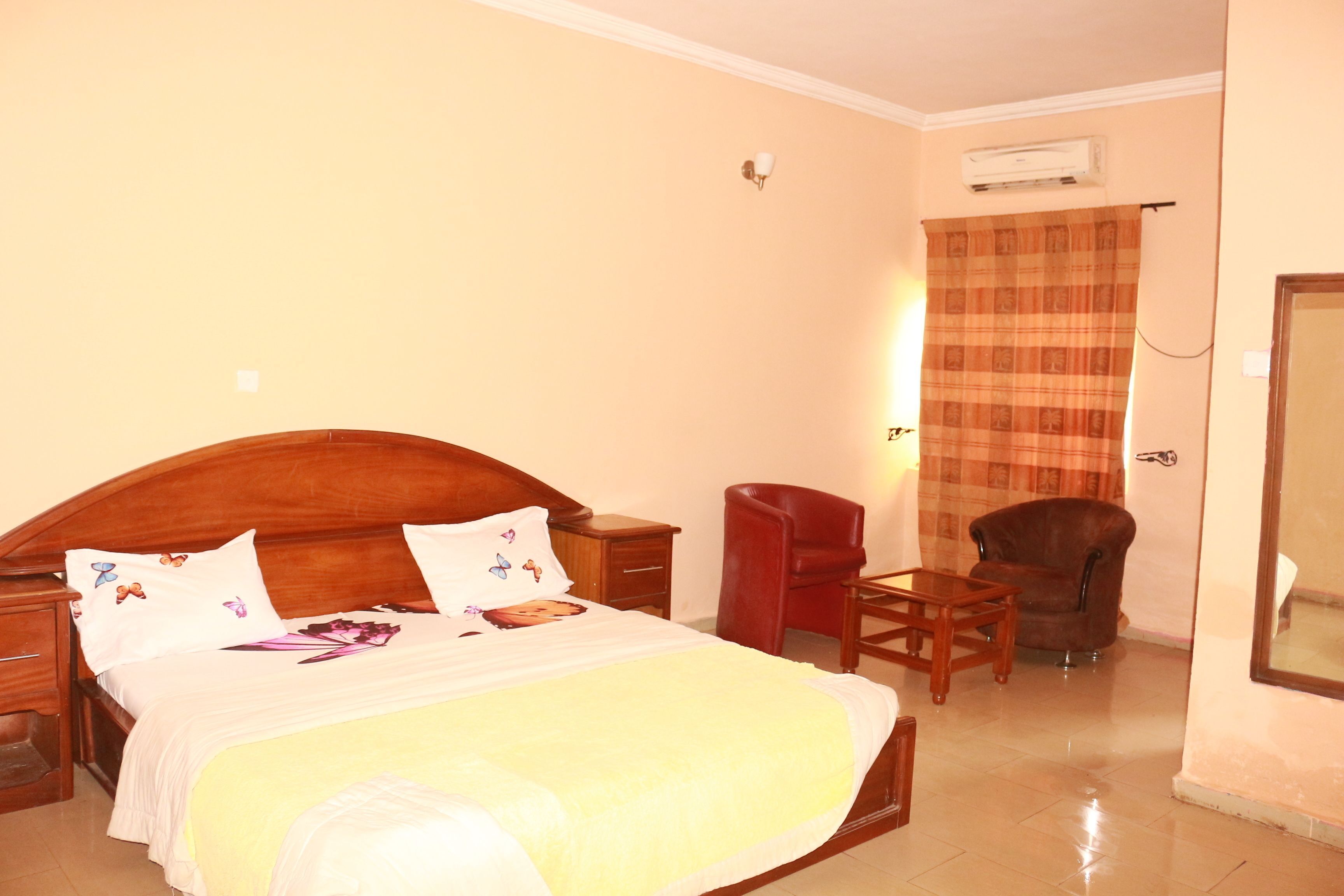 Minibar, free WiFi, bed sheets