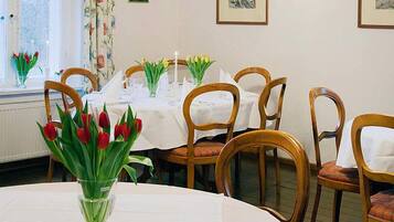 TĂ€gliches inbegriffenes FrĂŒhstĂŒcksbuffet