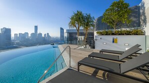 Outdoor pool, pool loungers - Lucid (South Brisbane)