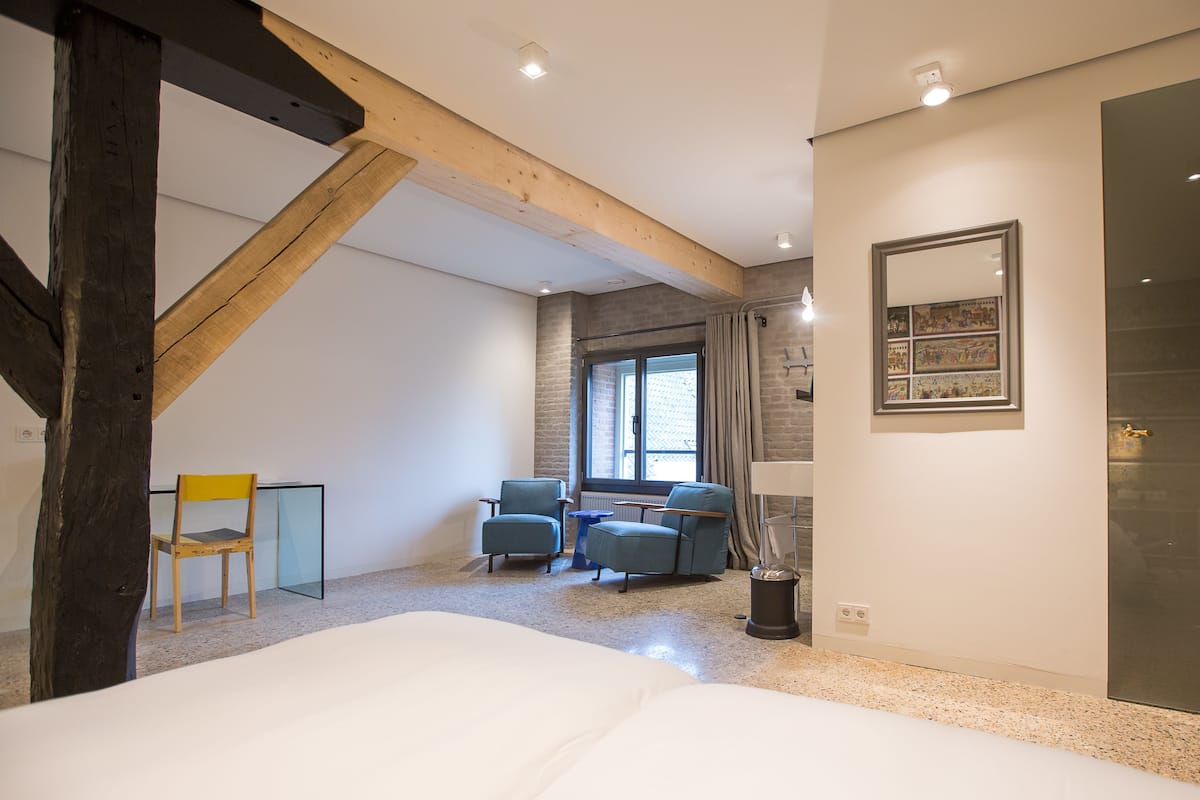 exclusive double room (room 11) | individually decorated, individually furnished, desk, iron/ironing board