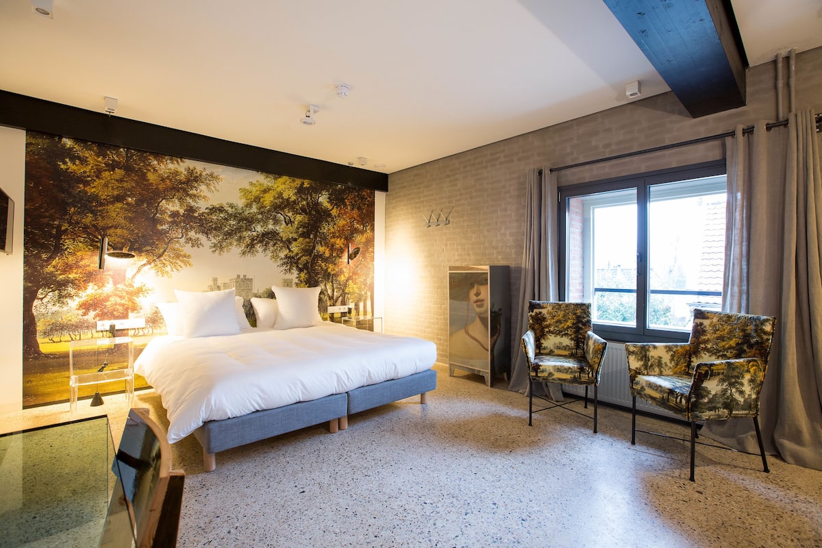 design double room (room 10) | individually decorated, individually furnished, desk, iron/ironing board