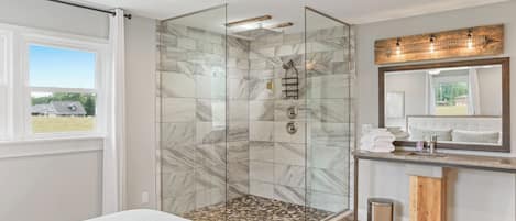 Een douche, een haardroger, handdoeken, zeep