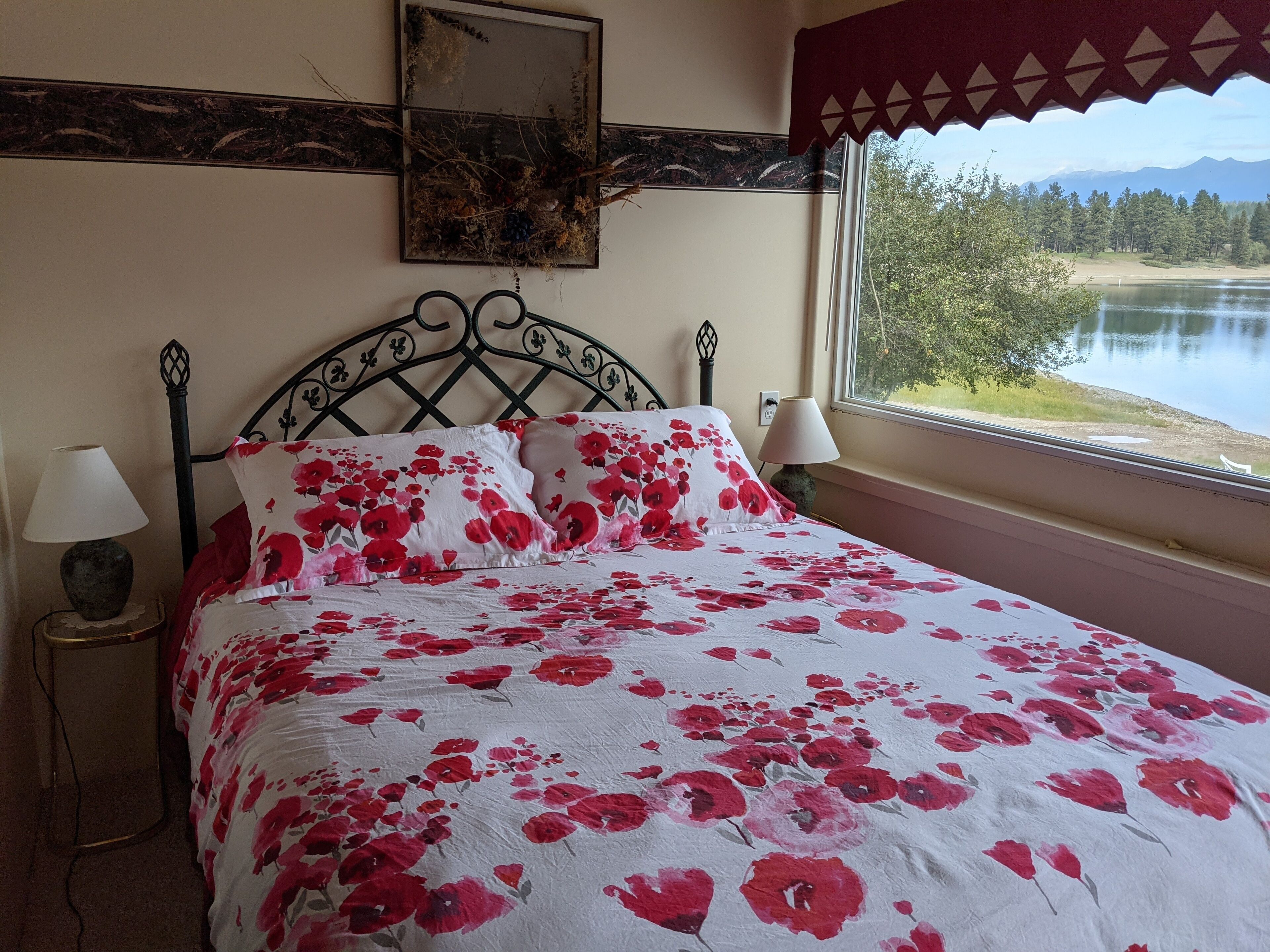 Lakefront Cabin With Outstanding Views Of Wasa Lake & The Rocky Mountains