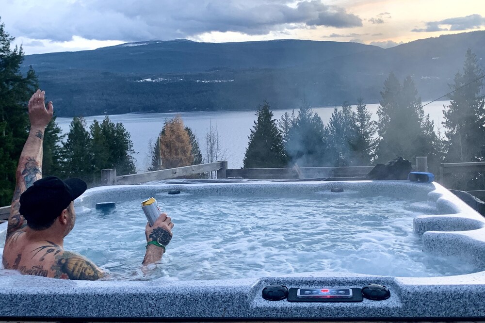 Nauti Cabin with HOT TUB! - Shuswap Vacations and Sledding Accommodation