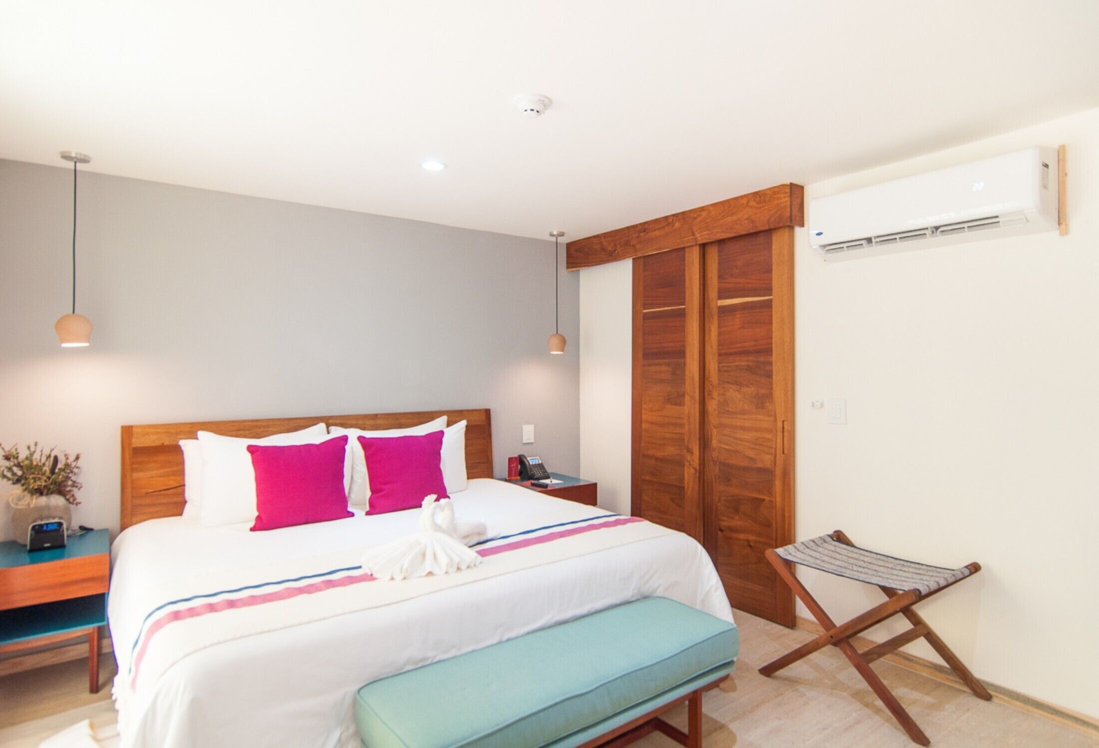 1 Bedroom Near Beach with Private Jacuzzi! Rooftop Pool & Free Breakfast