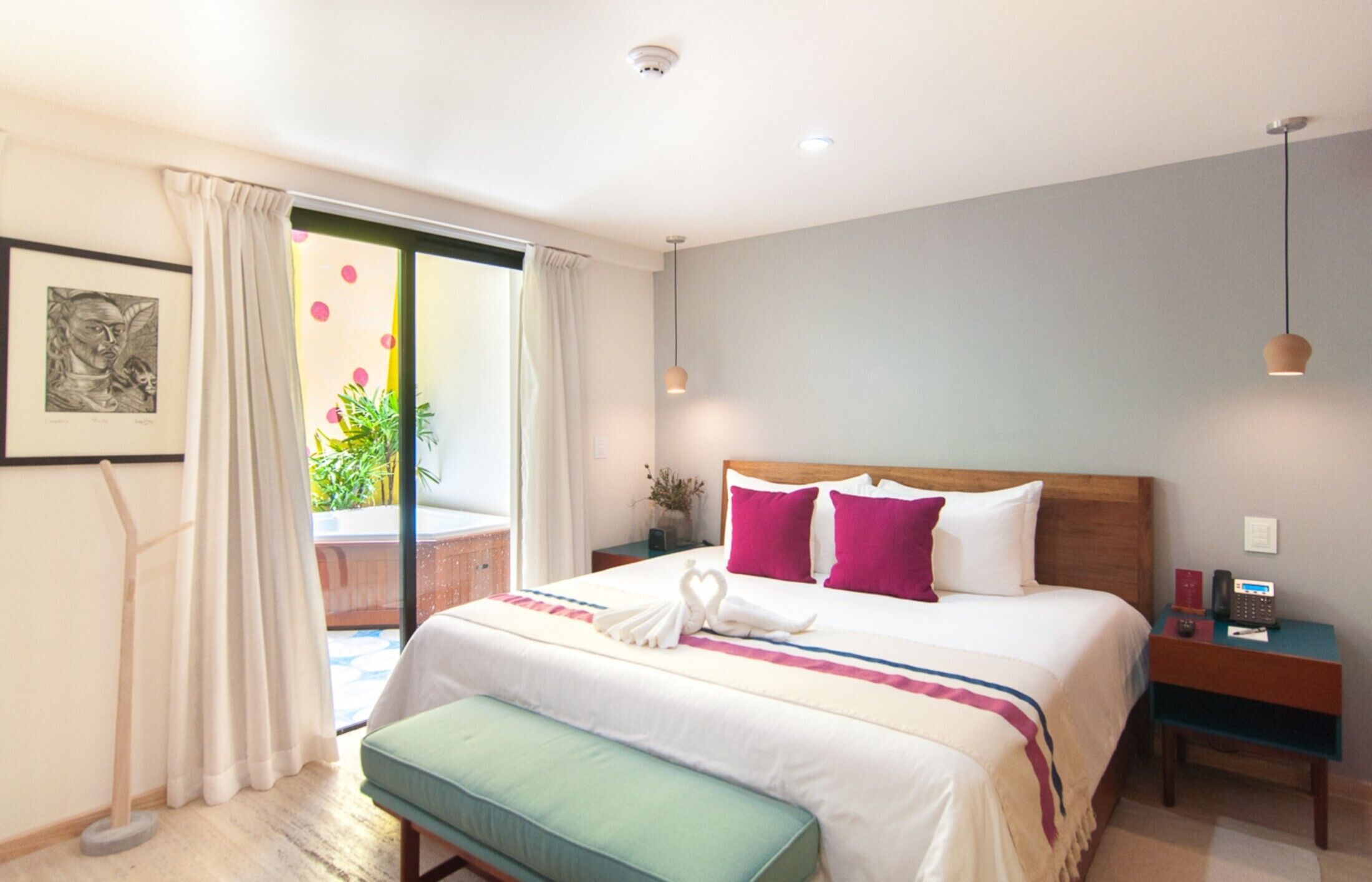 1 Bedroom Near Beach with Private Jacuzzi! Rooftop Pool & Free Breakfast