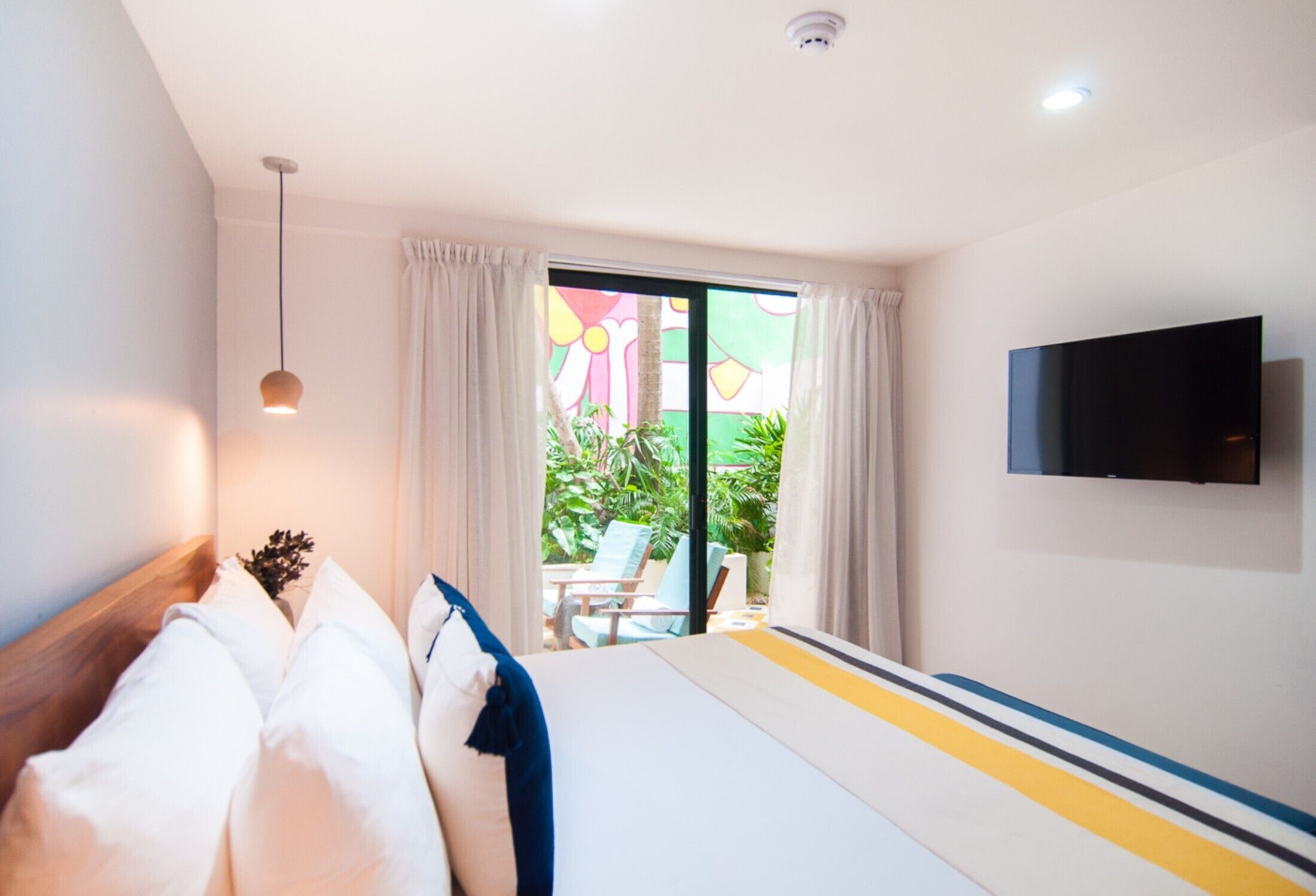 1 Bedroom Near Beach with Private Jacuzzi! Rooftop Pool & Free Breakfast