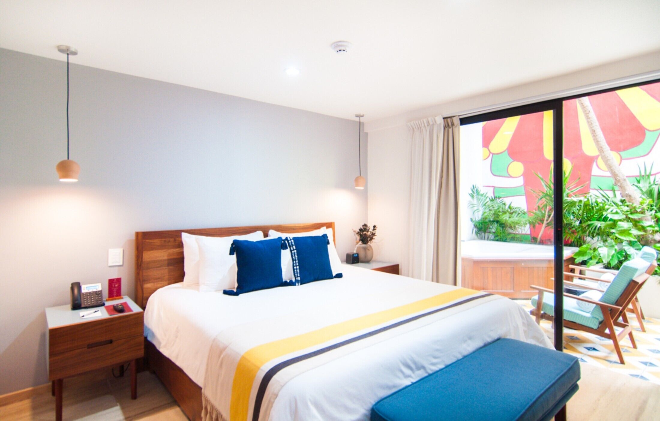 1 Bedroom Near Beach with Private Jacuzzi! Rooftop Pool & Free Breakfast