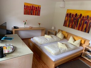 Kahden hengen huone | Tallelokero huoneessa, työpöytä, ilmaiset vauvansängyt, lisävuoteet