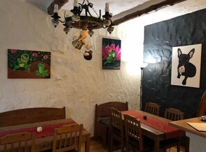 供應午餐和晚餐，亞洲料理