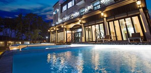 季节性开放的室外游泳池