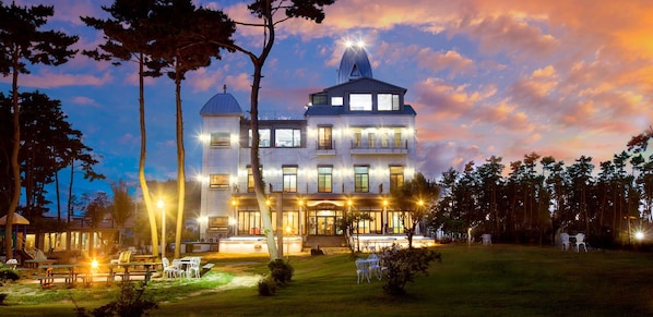 住宿正面 - 傍晚/夜晚