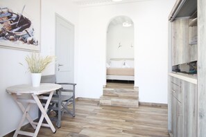 Suite estudio superior, vistas al mar | Caja fuerte, sistema de insonorización, tabla de planchar con plancha