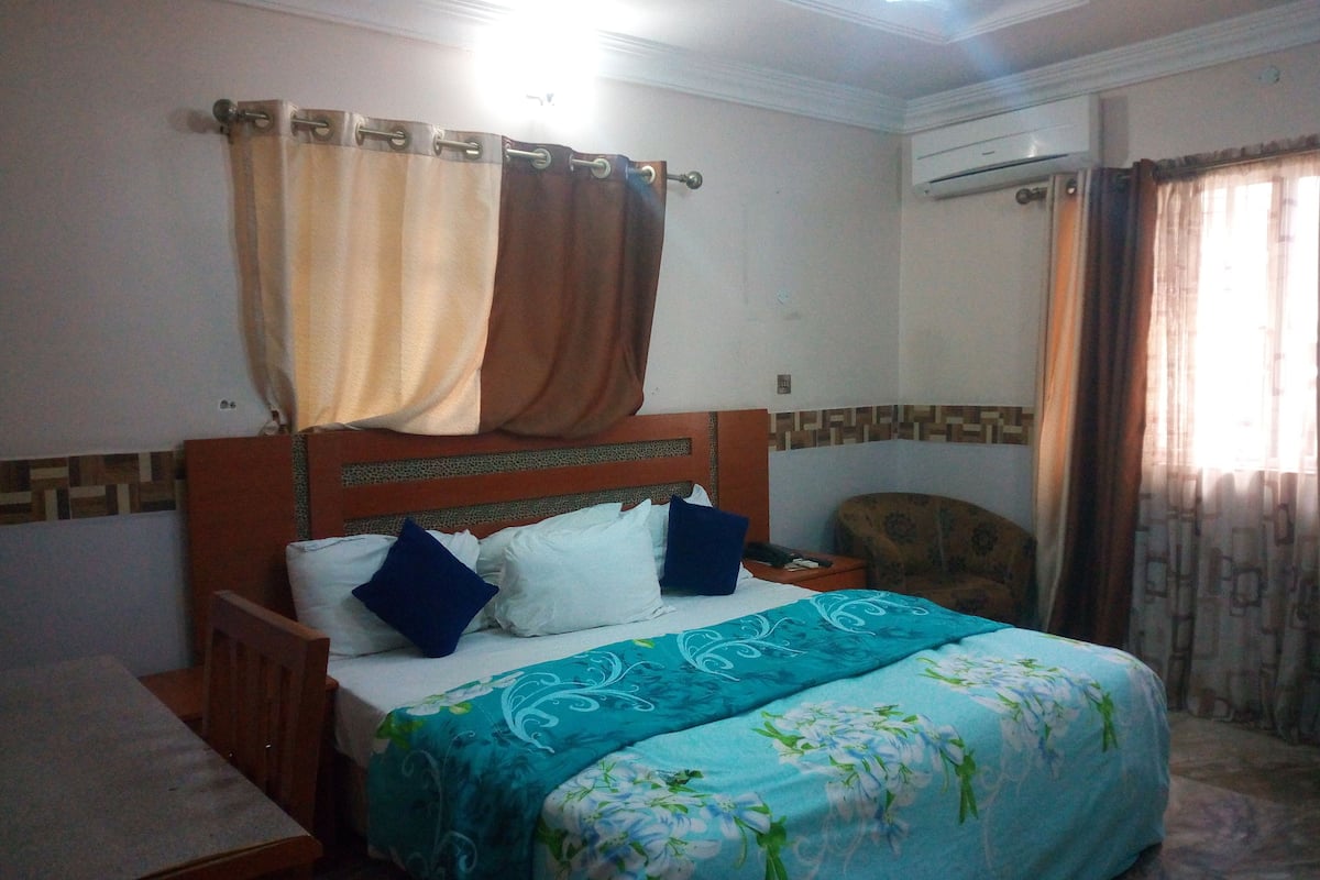 Executive Room | Desk, laptop workspace, WiFi (free), bed sheets