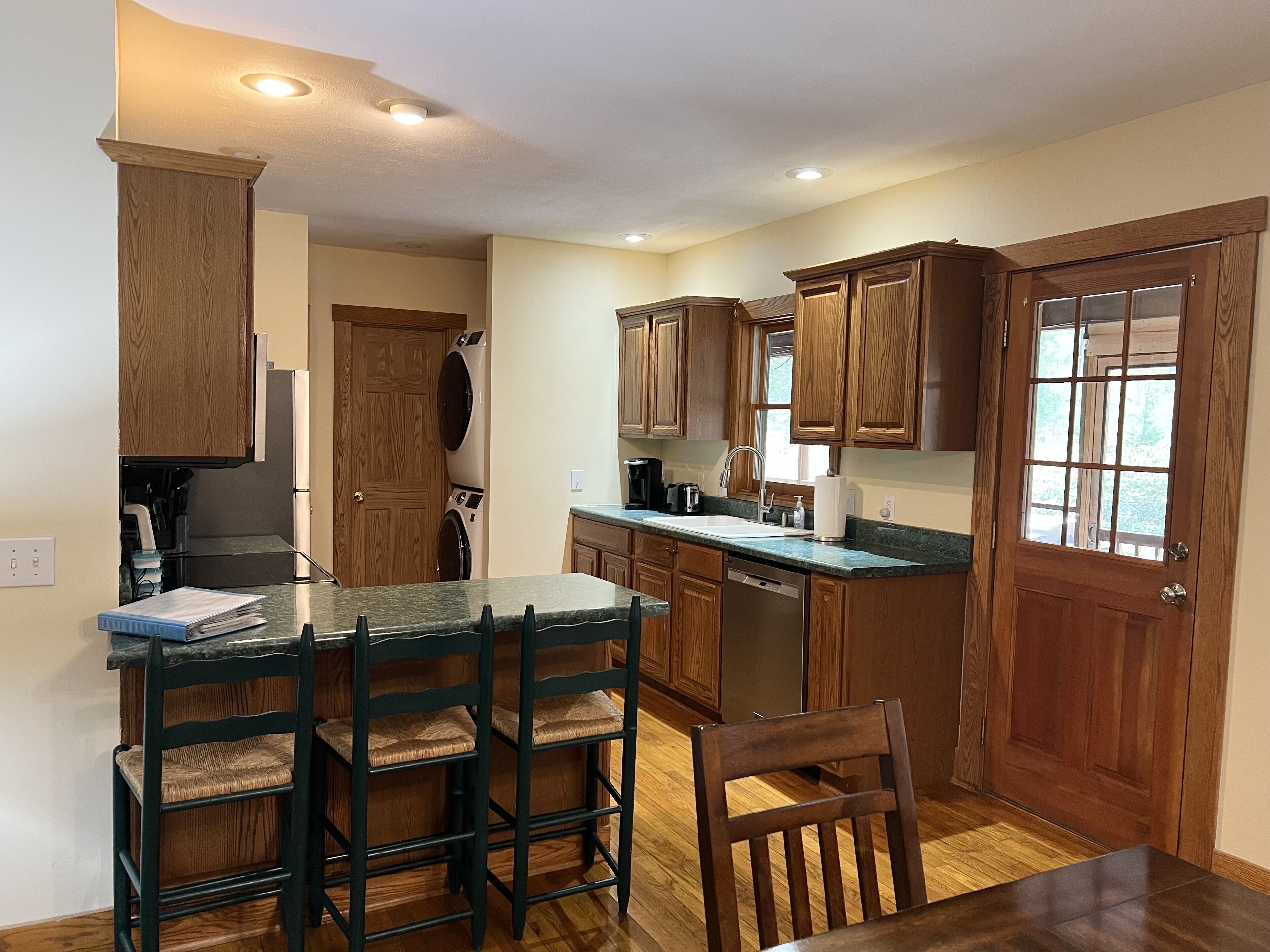 Welcome to Almost Heaven. Short walk to Summersville lake! Sleeps 8, hot tub. 