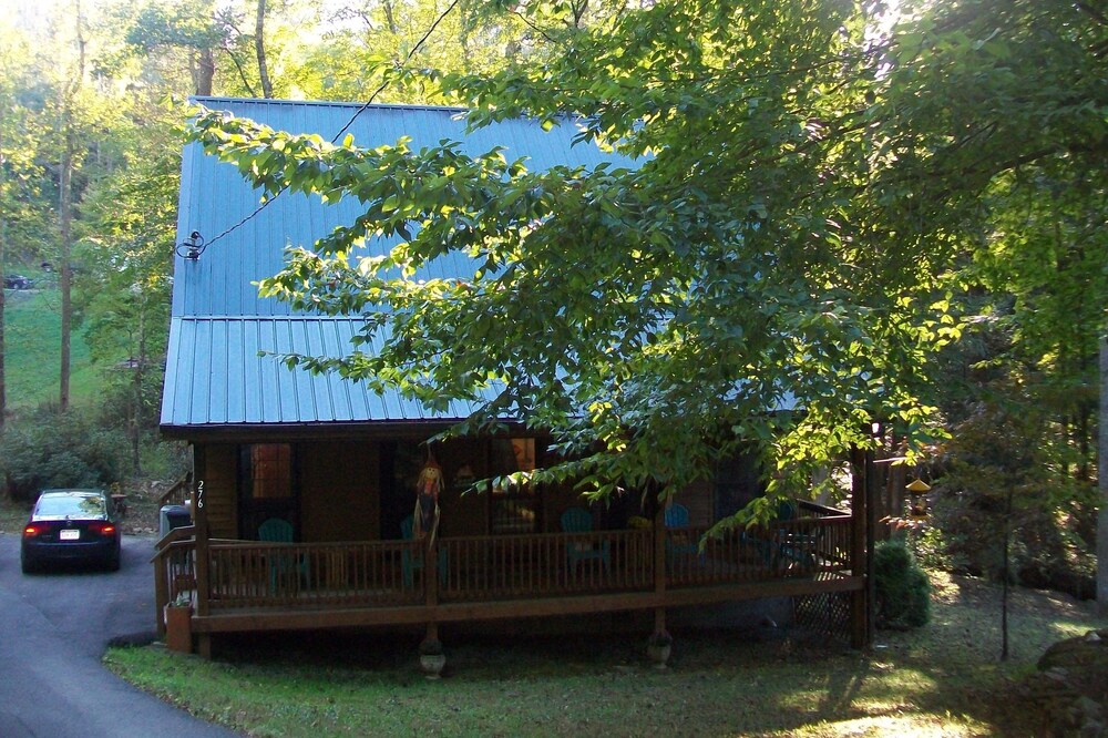 Welcome to Almost Heaven. Short walk to Summersville lake! Sleeps 8, hot tub.