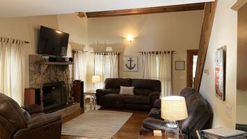 Smart-TV, Kamin, Stereoanlage