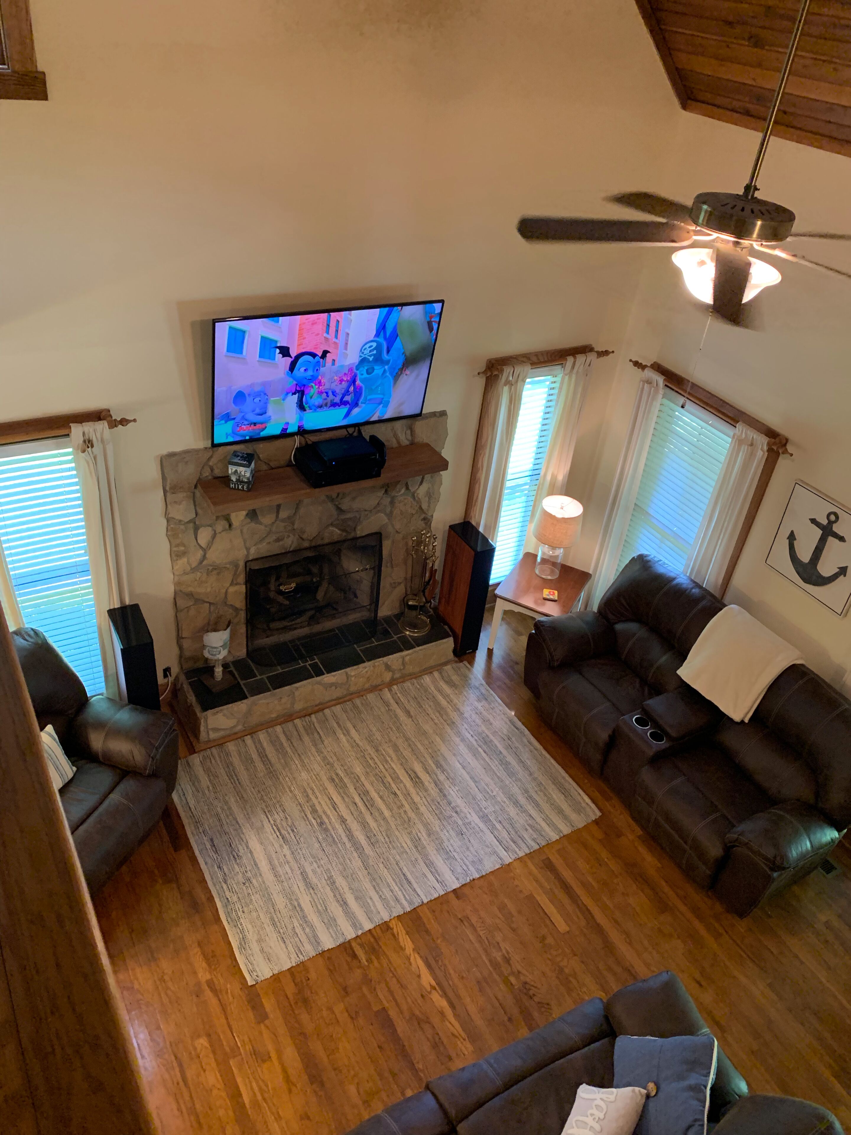 Welcome to Almost Heaven. Short walk to Summersville lake! Sleeps 8, hot tub. 