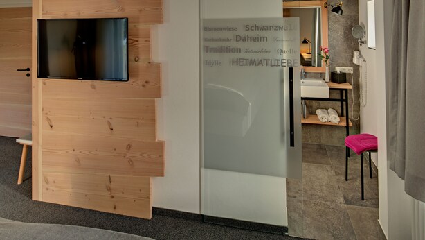 Double Room, Balcony | Bathroom | Shower, hair dryer, towels - Landgasthof zum Pflug (Zell am Harmersbach)